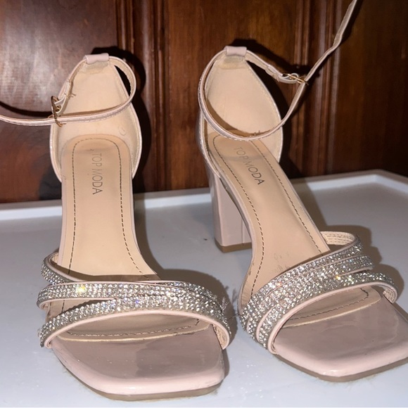 Heels - Picture 4 of 4